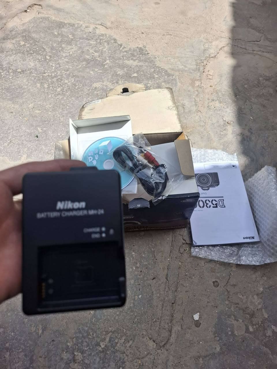 كارتون كامرة Nikon D5300 ويه ملحقاته شاحنه والفيش وقرص التعريف سعرة[ 60]يوجد توصيل اتصال( ***********)
