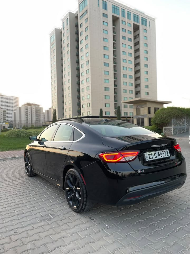 ‎ المواصفات والداخلية:Chrysler c200 2015 2.4L
ويل كب حجم 19 S.
‎    شاشة كبيرة + كاميرا خلفية دوارة (تتحرك مع حركةالاستيرن).
    
أضواء LED نهارية + بروجكترات (كشافات ضباب).
    
كراسي كهرباء + تدفئة كراسي.
    
تدفئة ستيرن (سكان هيتر).
    
تبريد دبل زون (تحكم منفصل للسائق والراكب) + فتحات تكييف خلفية.
    
محدد سرعة (كروز كونترول).
    
تشغيل بصمة.
    
شخالات بلاد.

المحرك والـكير:
    كير 9 نمر (9 سرعات) دبل كير.
    المسافة المقطوعة: 133 ألف ميل.
    الكير والمحرك والكهربائيات مكفولين وبشرط الفحص.
الأوراق والتحويل:
    
السنوية جديدة، والسيارة باسمي وجاهزة للتحويل مباشرة (بدون أي غرامات).
البودي والصبغ:
    
صبغ جاملغين أمامي فقط.
    دواخل سليمة بالكامل (بدون أي ضربة داخلية).
    الإيرباج سليم (ما طاق) وبشرط الفحص.
السعر:

لمعرفة السعر والاستفسار، يرجى مراسلتنا على الواتساب:
[***********]
