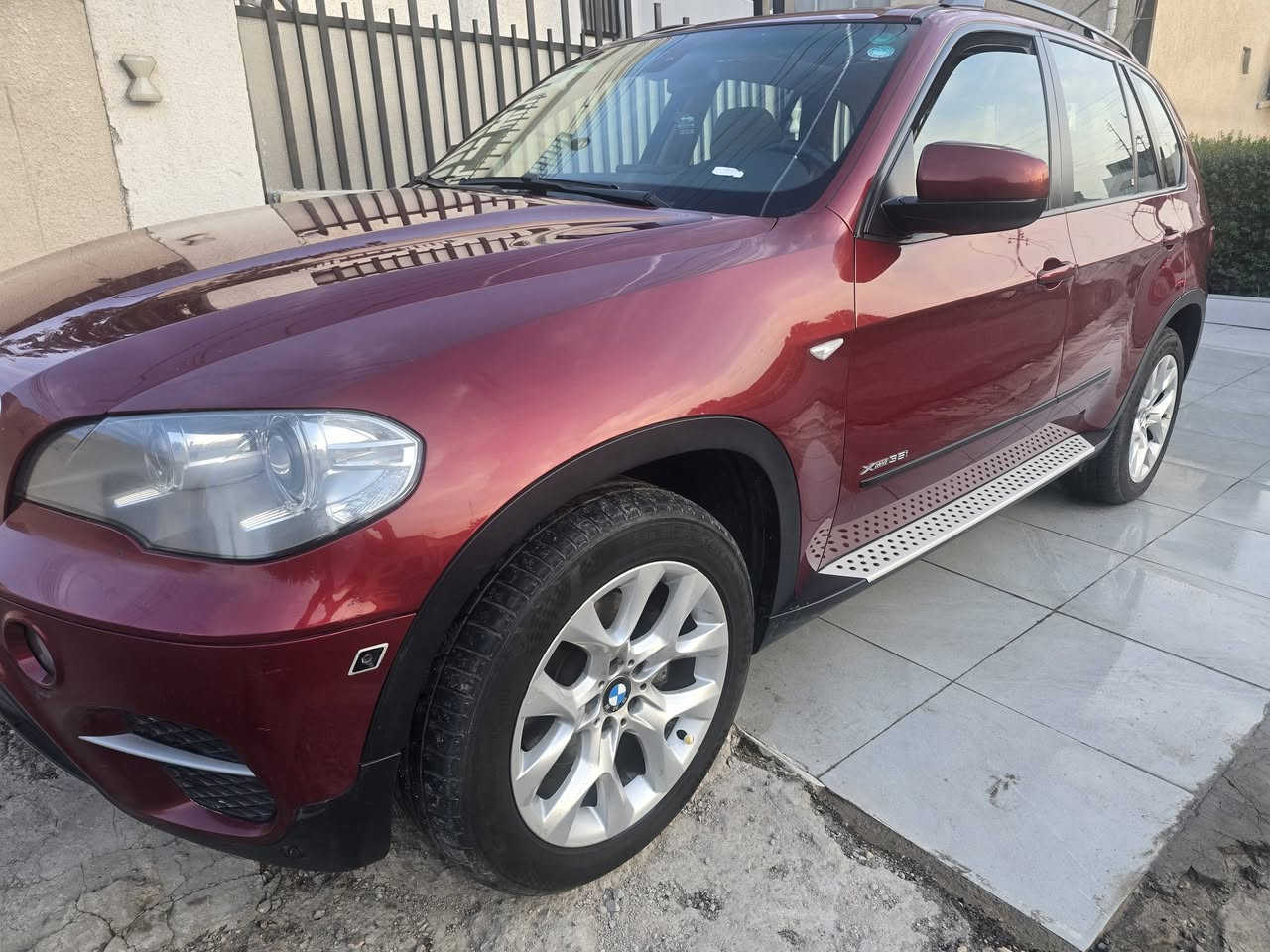 سلام عليكم x5 2013  ماشيه ٥٤ الف عروش خليجي دبل بصمه للبيع بيها ربع الباب الخلفي مصبوغ فقط ***********
