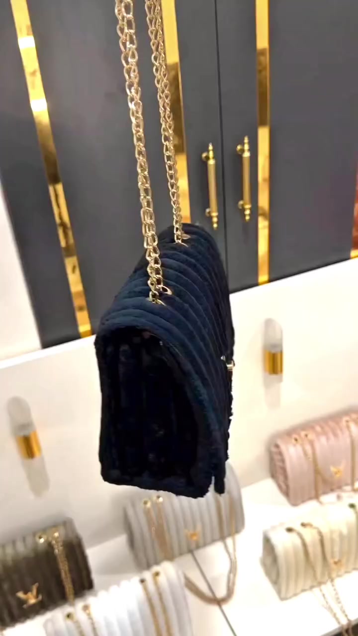 تخيلي تطلعين ومسكه جنطة مرتب، خفيف، وكل شي مكانه 🖤 

لا كبير مزعج… ولا صغير ما يكفيك
الحجم المثالي للمشاوير، الجامعة، والطلعات ✨

متوفر بـ 6 ألوان تناسب كل ستايل 😍

💰 15 ألف بس
💥 قطعتين بـ 25 ألف
🚚 توصيل مجاني لكافة المحافظات

الكمية محدودة جداً
والبنات ديحجزون بسرعة 🔥
العرض مدة يومين فقط 💃

ارسليلنا كلمة (جنطة) عالخاص ونثبتلج الطلب فوراً 📩

#توصيل_محافظات #نسائي  #جنطة #نسائي #عروض #عرضنا


**إذا كنت صاحب هذا الإعلان وتريد حذفه لأي سبب، رجاءا أرسل رسالة إلى الدعم الفني**