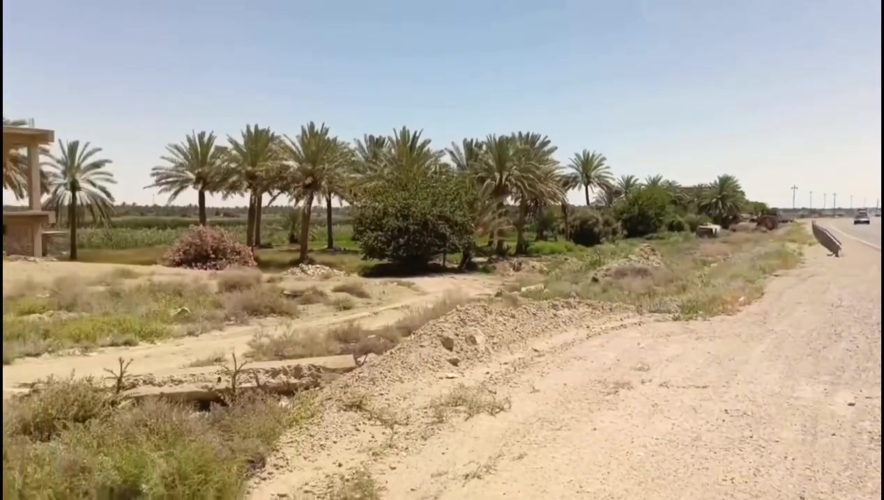 #فرصة_استثمارية
  الى اصحاب رؤوس الاموال والمستثمرين الكرام تقع على نهر الفرات على الطريق العام بين الرمادي والحدود السورية تحديداً في مدينة هيت الخوضة مجاور بنزين خانة المحمدي اولا / البناية مصممة ٤ طوابق لتكون موتيل مع مركز ترفيهي ومطعم ومسبح على جزء من القطعة المرقطة 1\31 مقاطعة 1 سويب وبنان والخوضة مساحة 2000متر مربع طابو صرف وحسب المخططات المرفقة و المشار اليها رقم ٢ وبموجب اجازة بناء تم الحصول عليها من المديرية العامة للطرق والجسور التابعة الى وزارة الاسكان والتعمير بعد استحصال كافة الموافقات الاصولية وحسب المخططات لكل طابق كما هو موضح بالخرائط لكل طابق مع احتساب انشاء مصعد كهربائي لجميع الطوابق علماً ان مساحة المشيدة حالياً ٦٠٠ متر مربع لكل طابق.  على السادة الراغبين بالشراء او المشاركة بهذا المشروع المتميز الاتصال على الارقام ادناه... 
 ( ***********) (***********)
