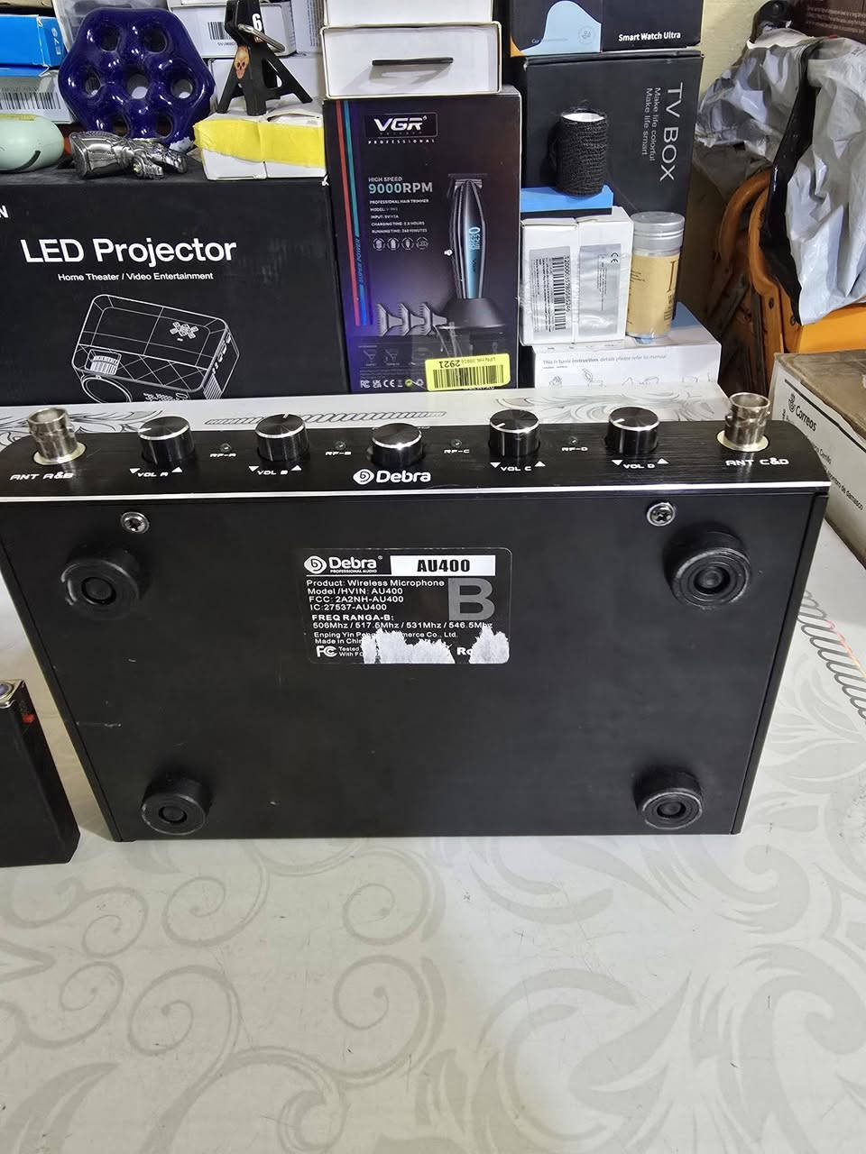 سلام عليكم ورحمة الله وبركاته 
من رخصة الادمن متوفر مايك مع مكسر كامل ملحقات مع جهاز صوتيات 
جهاز هو عبارة عن وحدة استقبال لنظام ميكروفون لاسلكي متعدد القنوات. 
النوع: جهاز استقبال ميكروفون لاسلكي UHF (تردد فائق الارتفاع).
عدد القنوات: يدعم هذا الطراز عادةً 4 قنوات ميكروفون مستقلة.
الاستخدام: مصمم للاستخدام في الكاريوكي، الحفلات، والمناسبات العامة لضمان صوت واضح وقوي.
المميزات: يأتي بهيكل معدني متين لاستخدام طويل الأمد ومزود بدوائر تحكم لتقليل الضوضاء وتحسين جودة الإشارة.
يوجد توصيل ٥ الف


**إذا كنت صاحب هذا الإعلان وتريد حذفه لأي سبب، رجاءا أرسل رسالة إلى الدعم الفني**