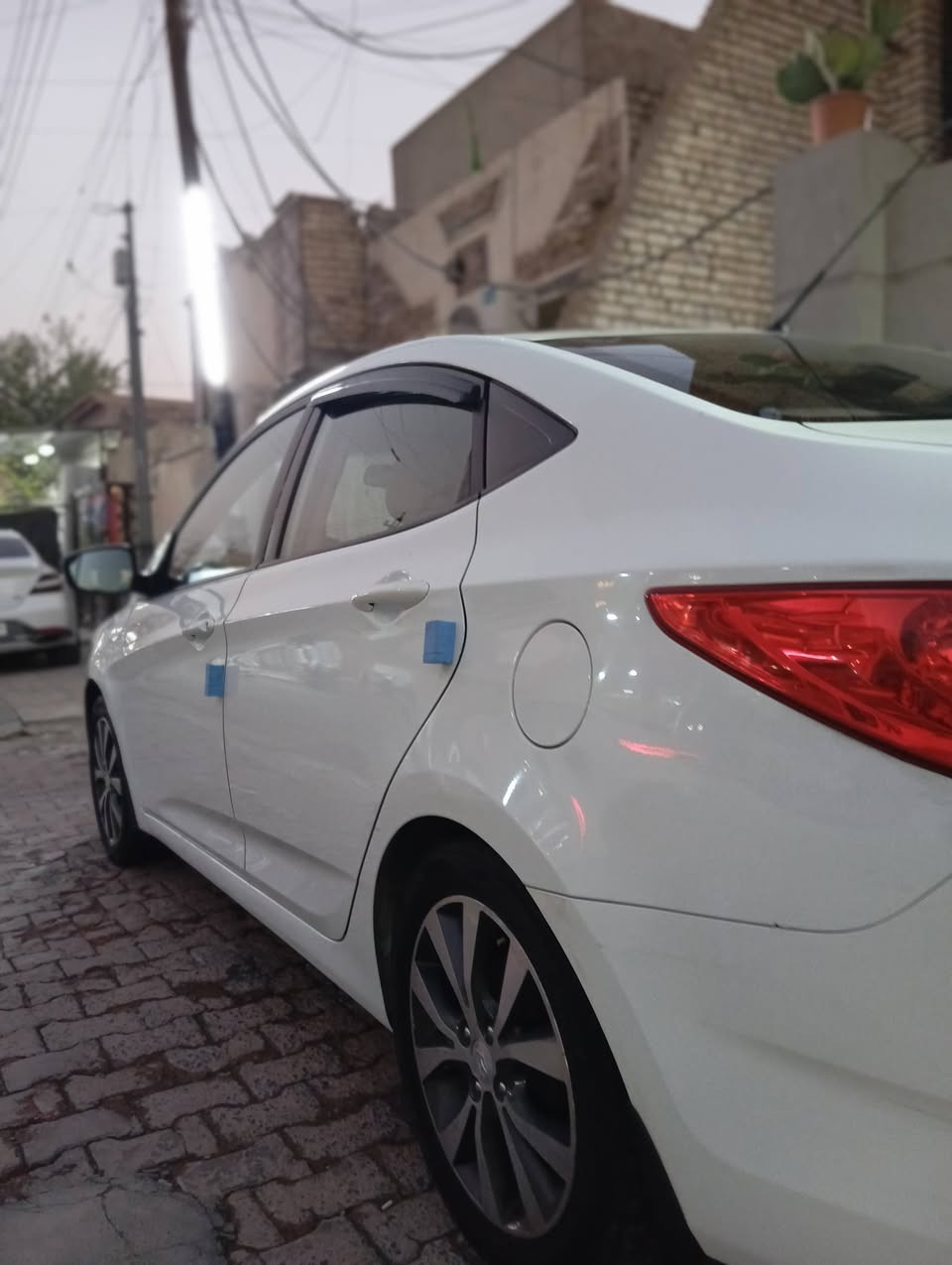 السلام وعليكم
أكسنت 2014 فول مواصفات 
فتحة 
اشاير بالمري 
تحكم ستيرن كامل 
شاشة + كامرة 
السيارة فول الفول 
ماشيه 73,600 الف كيلو متر 
السيارة كفاله من الصبغ والتبديل 
تبريد ثلج السيارة حماوته طبيعيه مضبطها للأخير 
عدا البارد السيارة كاملة من كلشي مابيه اي مصرف جاهزة من كل النواحي ✅  سعر السيارة ١٠٢ وبيه مجال بسيط السيارة باسمي شخصياً تحويل مباشر 
مكان السيارة بغداد الدورة/ابو دشير ***********
