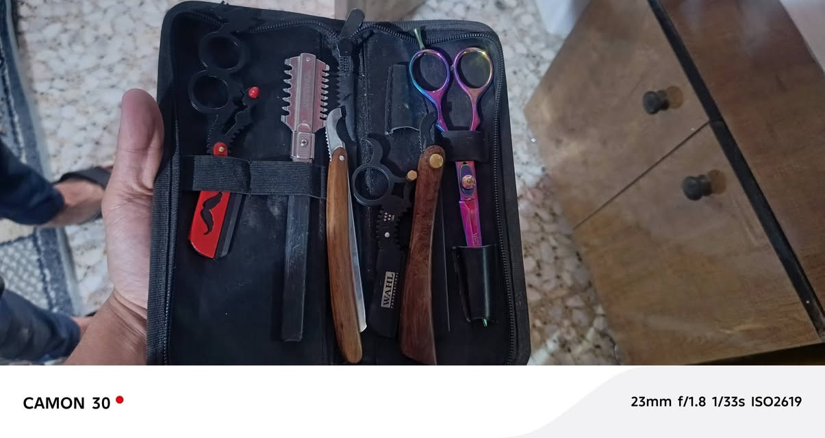 متوفر 
منضفات على 4 الالاف 
مثبتات واكس منوع على 4
مكينة دنغلنغ عدد ثنين 
فاترينة 75 وميز لد 130
مكاين صفر القطعة 15
عدة مكاصة و شفرات كاملة 45
كرسي ملكي 650 

مكاني كربلاء طويريج الدسمية 

***********
