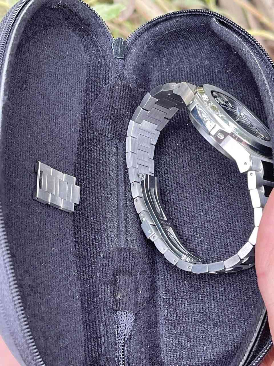 سلام عليكم ساعة البيع
ماركة باتك فليب 
سنل ستيل ب كامل 
مكينه كشف 
أوتوماتيك و تكويك خزن طاقة 
عرض منفذ  تاريخ 
ارقام اميال لامنيوس ساعة بلادية ب كامل 
سيل كامل
ساعة باله ب نضافة تامة 
عنواني بغداد الدورة يوجد توصيل بغداد ولكل العراق 
***********
