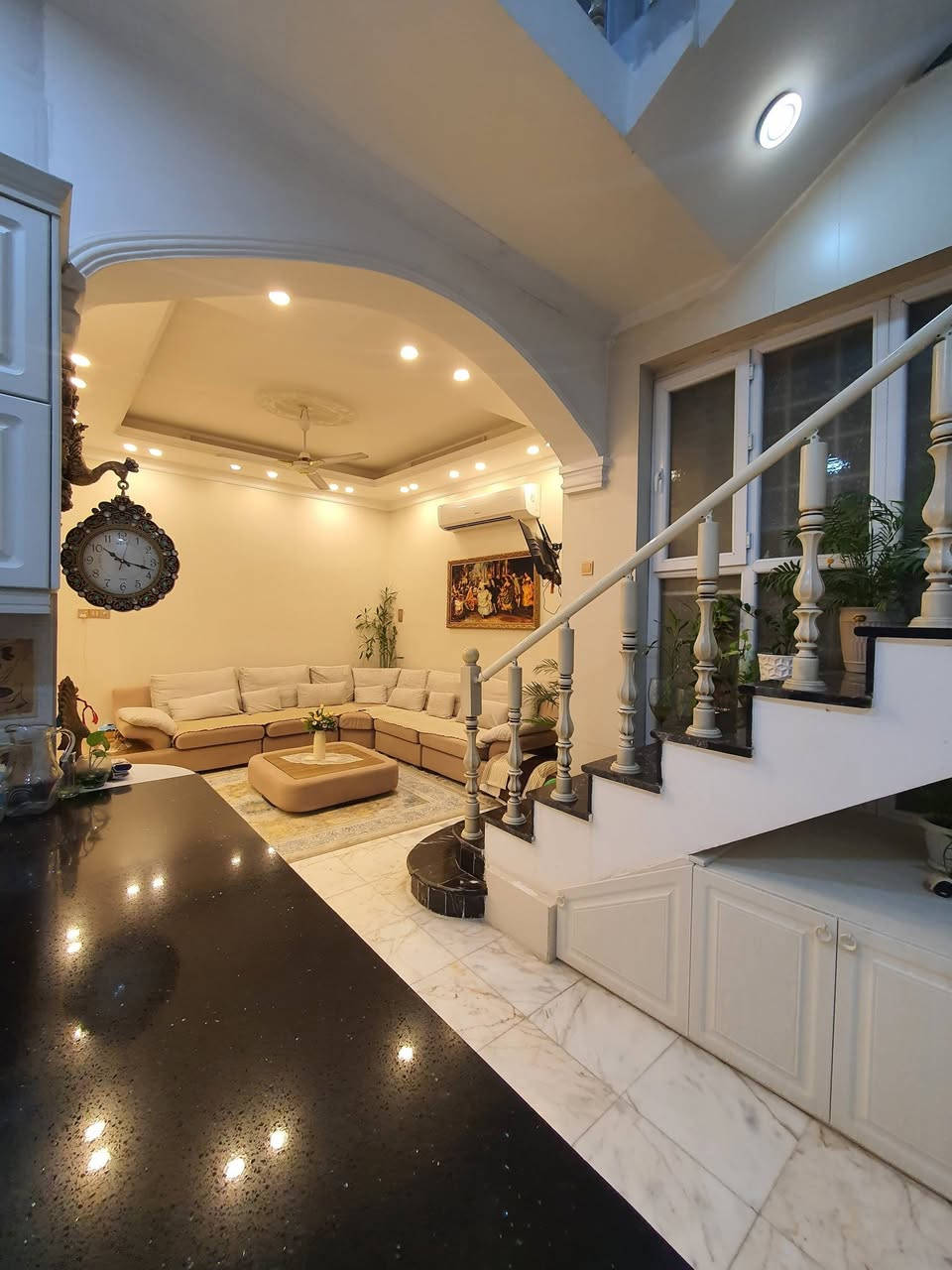 سلام عليكم
💎 بيت للبيع مع الاثاث  وبدون الاثاث– موقع مميز في قلب كربلاء!
يبعد عن الامامين (ع) مسافة ١٠ دقائق
📍 الموقع: كربلاء – باب طوريج كنطرة السلام – خلف شركةMg للسيارات 
📐 المساحة: 100 متر مربع
📏 الواجهة: 8 متر – النزال: 12 متر
🏗️ البناء: طابقين – درجة أولى وتشطيب فاخر
🏡 تفاصيل الطابق الأول:
🚗 كراج 
🍽️ مطبخ عصري
🛋️ صالة واستقبال راقي
🚿 خدمات صحية + منوّر داخلي
🏙️ تفاصيل الطابق الثاني:
🛏️ غرفة نوم (سويت + حمام خاص)
🛏️ غرفة نوم ثانية
👗 غرفة ملابس
🛁 حمام رئيسي واسع وفاخر

✨ المميزات:
🧱 أرضيات مرمر تركي + بورسلين فخم
🧽 جدران سيراميك هندي عالي الجودة
🌈 سقوف ديكورية أنيقة تضيف لمسة جمالية فريدة

🔒 البيت مثالي لعائلة راقية تبحث عن راحة،  واستقرار في موقع حيوي قريب من الخدمات والإمامين الحسين والعباس (عليهما السلام) 🏪🏥

للاستفسار ***********
