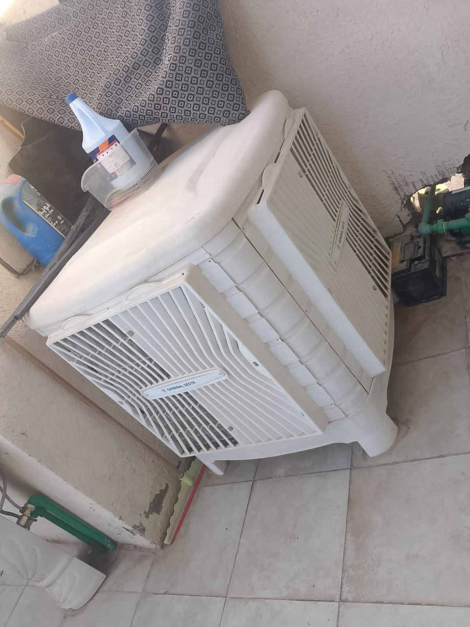 مبردة مركزية جنرال سيتا اكبر حجم 4.5 تكفي مساحة 250متر مربع الدفع 7500 متر مكعب بالساعه دبل واتر بم دبل سربس لوحة تحكم داخلية مضيئة لمس وازرار حلفة سليلوز سمك 10سنتمتر تحكم بالتشغيل عن طريق اللوحة او الريموت او واي فاي من الموبايل يمكن زيادة السرعة لغاية 200 نظيفة جدا مشتغلة موسم واحد والحلفة جديدة.بغداد.*********** بغداد, العراق

