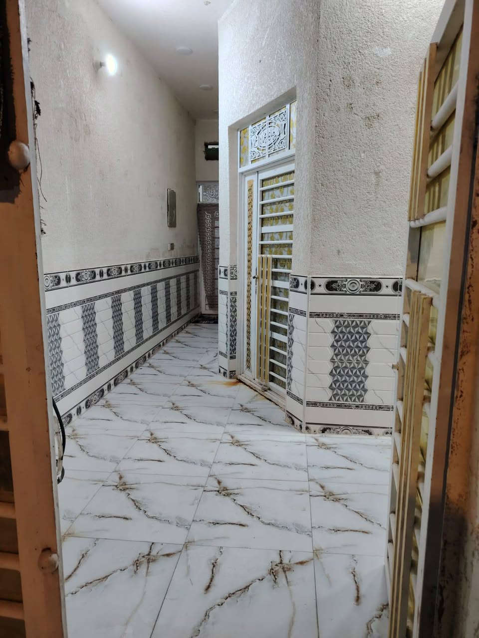 ياالله
سلام عليكم
البيت البيع طابو زراعي
الماجديه سددة صفاء مجمع حجي حسن
ثانيه كل خدمات موجوده 
المساحة ((100)) متر طولاني موضح للصور
يحتوي على 
استقبال 
وصاله 
ومطبخ
وعرفه نوم
صحيات داخليه وخارجية
سعر البيت ((63)) وبي مجال
اشراي اتصل 
((***********)) 
((***********)) اخوكم أبو عراق....
