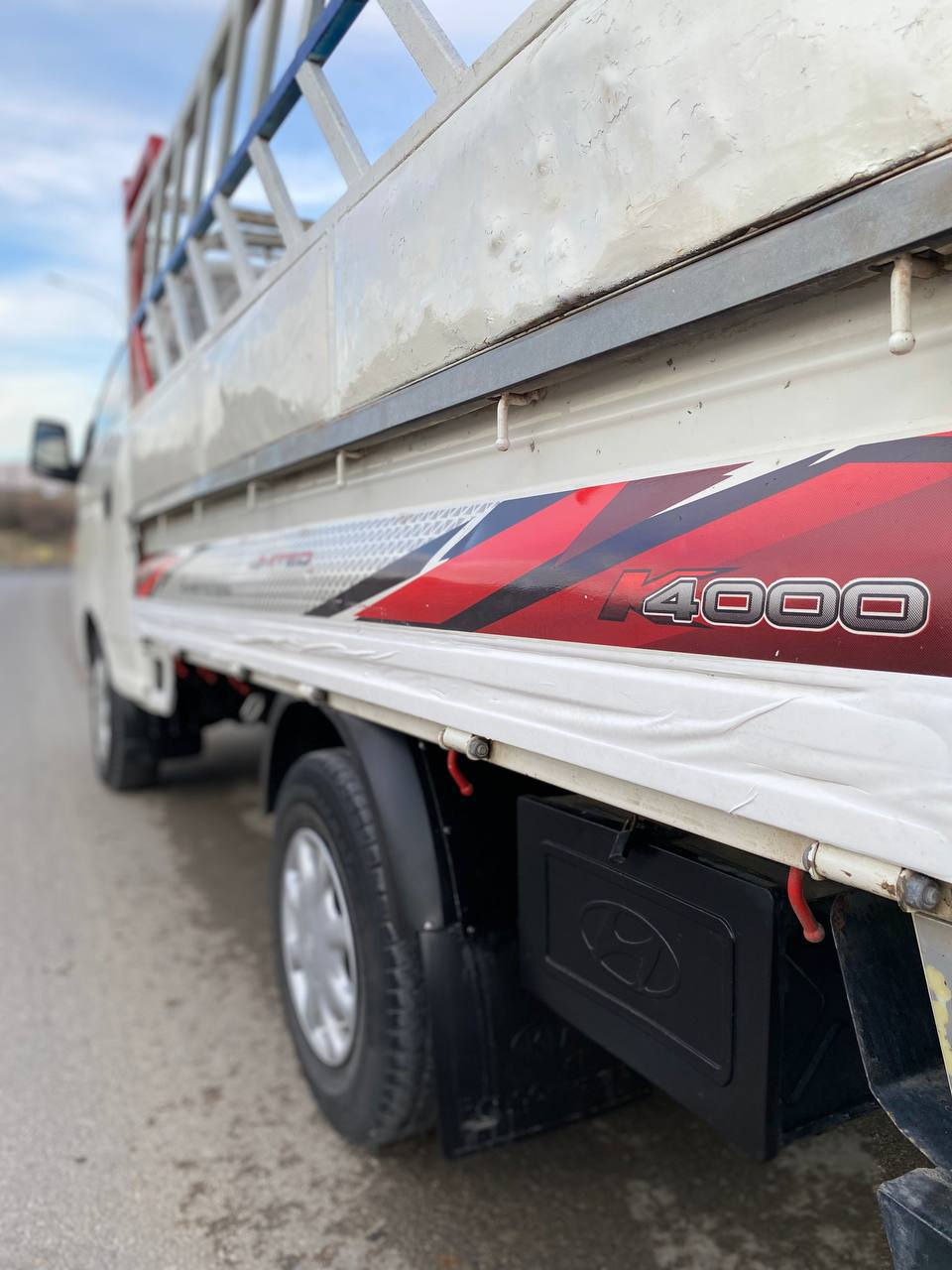 هۆندا دوو تەنی مۆدیل 2008 رەقەم ئەسلی بەشەرت مەکینە سپی 3000 ی سۆپەری پەموو نۆزل، کارەبای نییە، دوو پارچە سبوغی هەیە بێ لێدران بێ ناوگرتن، مکینەی نوێیە بەشەرتە گێر و ئەکسل و کارەبای بەشەرت، سەنەوی ئەسلی و شانسی مطابق و ئەولیات و پاکانە و مرور بەشەرتە .. سیارەکە دەحامی لۆ دەحامی بەشەرتە . نرخی 58 و مجال..   ***********
                                             *********** سوران, أربيل
