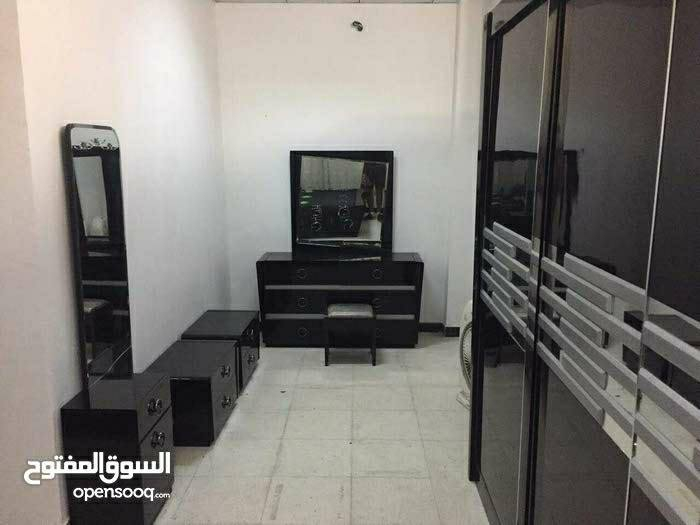 السلام عليكم شقة مؤثثة بالسيدية منطقة الاربعمية
***********
***********
***********
بناية ركن الشارع الخدمي مال جسر الجادرية جديدة كل طابق شقة 60م هول ، مطبخ حمام غرفة نوم كبيرة،سقف ثانوي سيراميك،زجاج مضلل.. 
الشقة تحتوي على:-
غرفة نوم تركي سلايد و ستائر
كاونترات المنيوم وديوان صغير تركي.
سبالت عدد 2 LG و مبردة ومراوح.
ماطور ماء خط مولد سخان وانارة ليدات.
ثلاجة LG تلفزيون LED غسالة طباخ قنينة.
ترهم سكنية تجارية  الاجار الشهري 650الف.
 للتواصل .

***********
***********
*********** بغداد, العراق
