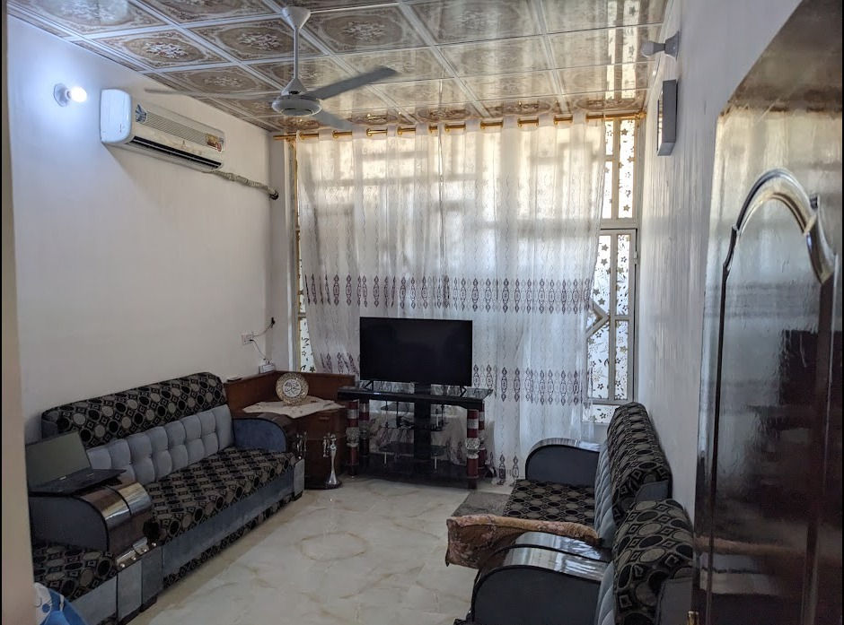 ببت زراعي ١٠٠ متر مربع ساندويج ... في منطقة دوانم شارع ٨ خلف مركز الشرطة بشارعين بشارع الشهيد عمار.... غرفة نوم وغرفة استقبال  وصالة ومطبخ ومرافق خارجي وداخلي عدد ٢ وحمام . المبنى جديد ومرتب. الأرضية كلها سيراميك والغرف كلها مبيضة والأسقف الثانوية. الواجهة رخام أبيض.وسطح معزول بمواد عازلة  المنزل مرتب ونظيف مع سخان وماطور ماء. السعر٣٢  مليون الدفع نقد كاش لا يوجد أقساط أو مراوس للتواصل واتساب أو على الرقم *********** أبو حسن
