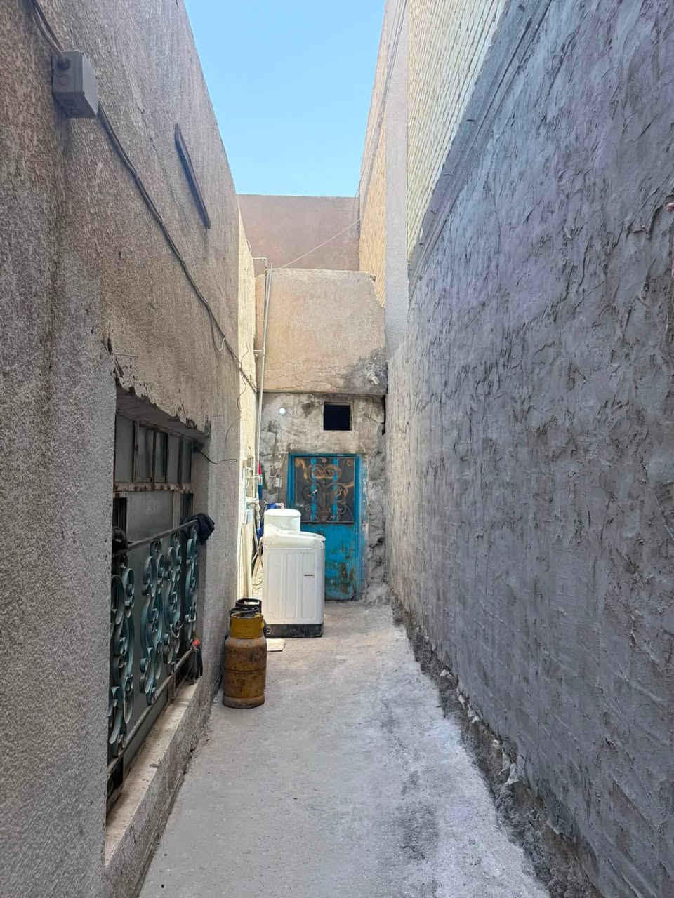 السلام عليكم بيت للبيع
المساحة 200 متر طابو ملك صرف
بناء 90عينات وبحاله جيد جدآ من
حيث الارضياج وداخل البيت 
يتكون من غرفة نوم
استقبال وهول وحمام  
يعني قاط واحد مع ملحق
من ضمن البيت 🏠 
العنوان ابودشير شارع الصيرفة (3000)
رقم الاتصال ***********
