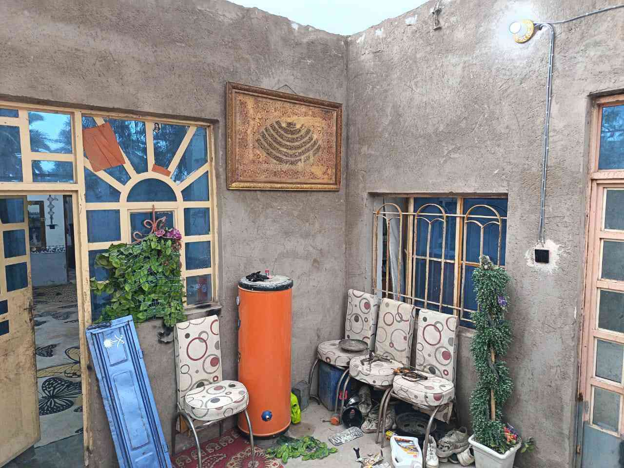 دار للبيع  او مراوس حسب القناعه مساحه 220 متر شارع المطار شارع اسواق فدك قرب مدرسه ذكر الحكيم يحتوي الدار على غرف اثنين استقبال صاله مطبخ صحيات عدد ثلاثه مكاشيف اثنين ساحات اثنين بناء بلوك اساس تجعيب بيت مرتب بناء جديدجديد للاستفسار اتصال***********سعر38
