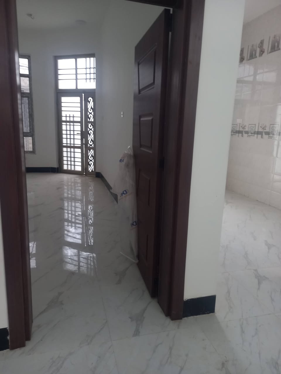 بيت للبيع 🏠 بناء 2026 طابو ملك صرف
بناء طابوك
البيت جاهز من كلشي ✅️
مساحة 156 وربع
 الوجه 6 وربع 
نزال 25
شارع 20 
نافذ على شارع 40 سايدين الجامعة 
يتكون البيت من طابق ونصف
الطابق الارضي مطبخ حار و بارد 
استقبال و صالة كبيرة
غرفة نوم و ثلاث صحيات و منورين
الطابق الاول 
صالة كبيرة وصحيات
والبيت مصبوغ داخل وخارج  
مسحوب علي قرض اسكان ومستمرين بالدفع 
العنوان _ الفلوجة _ حي المنصور _ مقابل بانزين خانة الجوهرة _ قرب جامعة الفلوجة
***********
( ( 💵 90 مليون وقابل للتفاوض 💵 ) )
