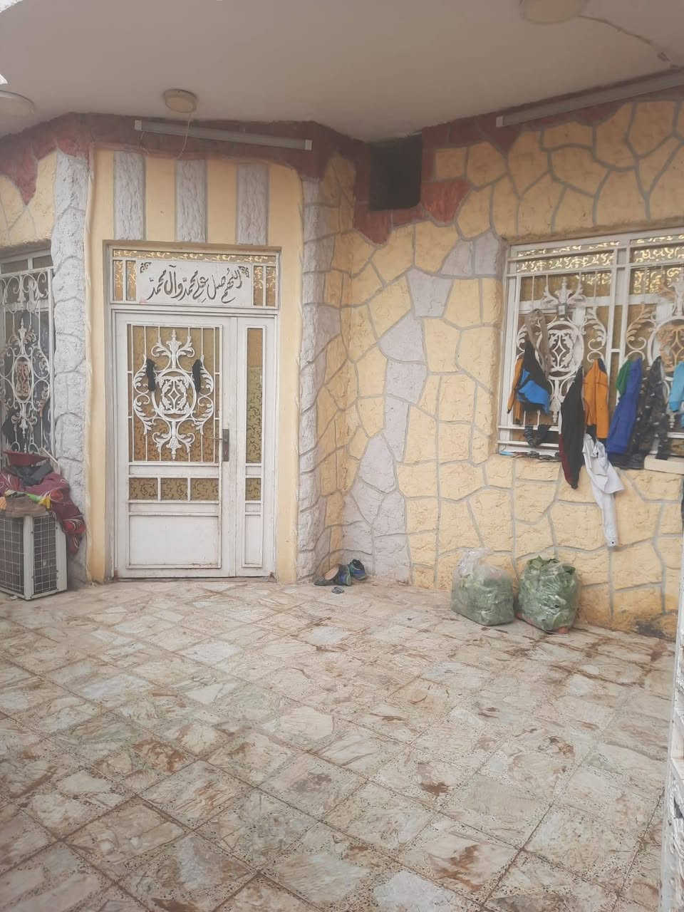 السلام عليكم بيت للبيع حي العسكري دوانم لازم المساحة ١٤٠ م قاطين القاط الثاني بعد ماكامل فقط غرفتين السعر ٧٥
***********
