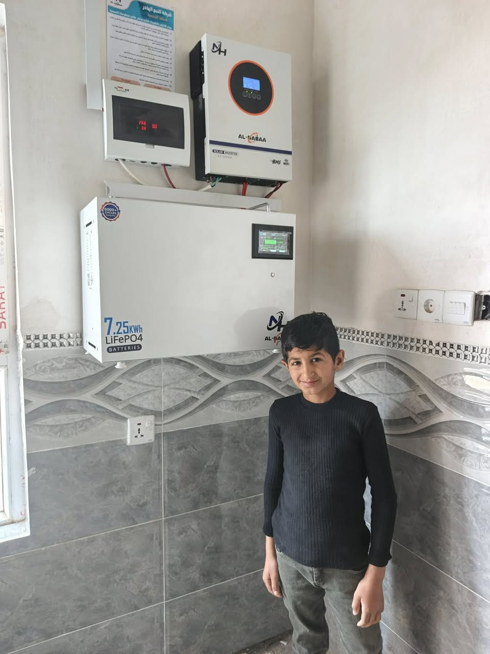 تم بحمد الله تنصيب منضومه طاقه شمسيه في كركوك /قريه چردغلو... 

للأخ صالح عواد  .... 

قدرة المنظومة:

🔹8  أمبير نهاري في الظروف القياسية.

🔹8أمبير ليلي.

مكونات المنظومة:

1. البطاريات:ليثيوم... 7.25kW

🔹 ضمان استبدال 5سنوات 

2. الألواح الشمسية:

🔹 ألواح فلاديفيا 600 واط.

🔹 عدد الألواح:4 ألواح.ذات وجهين وذات كفاءة عاليه 

🔹 ضمان 15 سنة، وعمر افتراضي يصل إلى 40 سنة.

3. الإنفرتر:

🔹 إنفرتر حجم  4.25kw

🔹 ضمان لمدة سنتين.

4. هيكل الألواح:

🔹 مصنوع من الحديد المغلون المقاوم للصدأ لضمان المتانة.

التشغيل والصيانة 🛠️

🔹 المنظومة تعمل 24 ساعة يوميًا مدى الحياة دون مصاريف إضافية.

🔹 الصيانة الوحيدة المطلوبة هي غسل الألواح الشمسية بالماء كل بضعة أسابيع.

الضمان شامل لجميع مكونات المنظومة

🔹 من شركة النبع الهادر فرع الرياض 

📞 للاستفسار أو الاتصال: مهند 

📲***********_ ***********

ابو حسين 

📲 *********** (متوفر واتساب)

شركة النبع الهادر #ضمان #امان #مصداقيه

ملاحظه/صيانه مجانيه لمده سنه خدمه مقدمه من قبل الشركه للزبون
