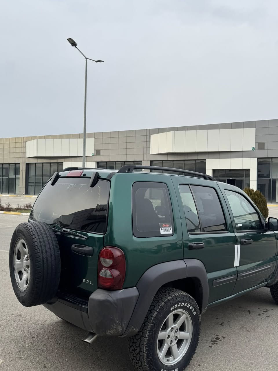 جيب شيروكي
سياره 2004 

كير مكينه كفاله 

صدر حداديه اكسل بشرط 

            ملاحضه 

ع مو جراد جم قطعه صبغ بس بخ للجماله بدون أي ضربه او شخط 

سعر 78 بيه مجاله 
رقم تلفون للستفسار ***********
