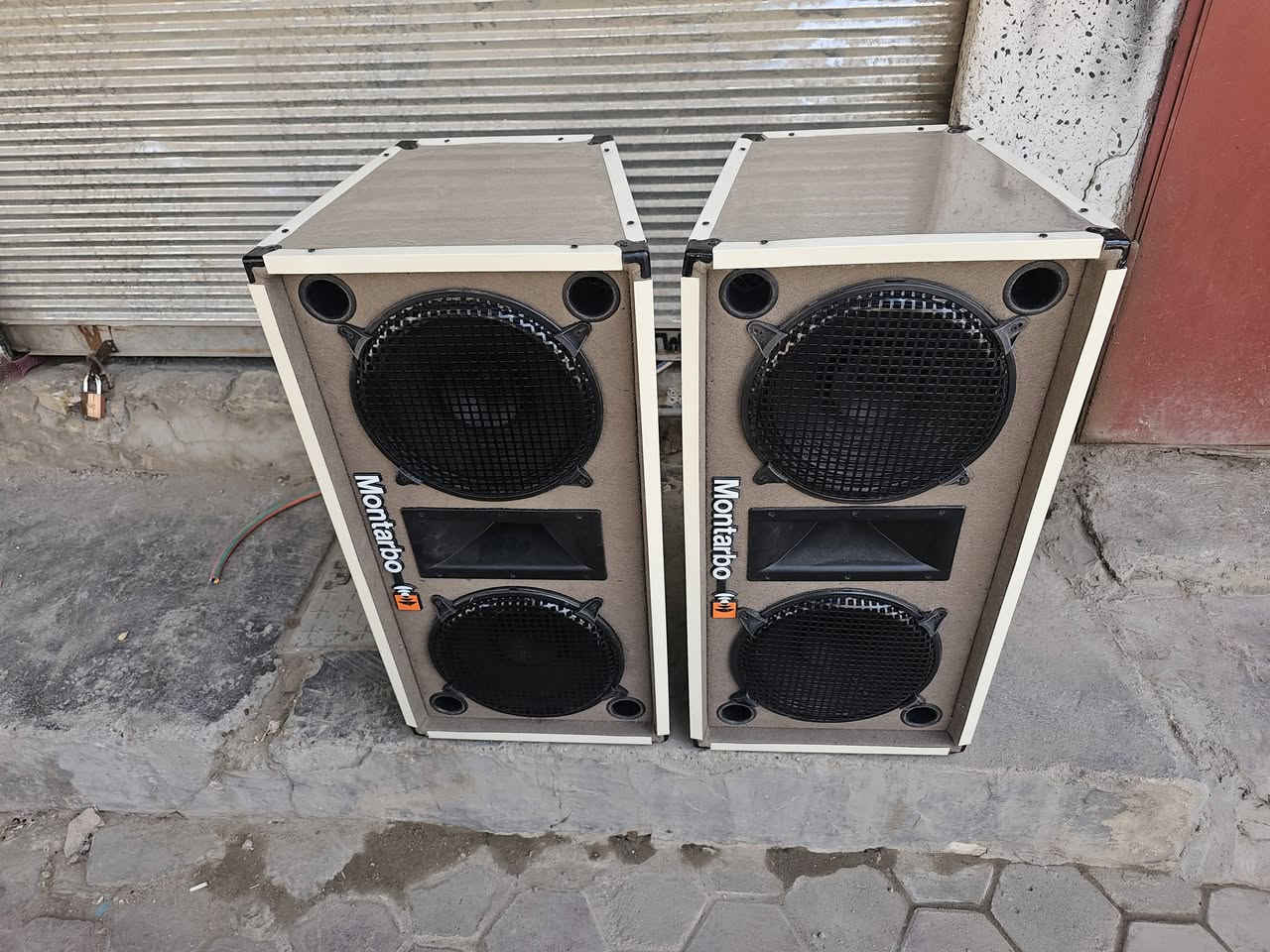 زوج صبات نثية وفحل دي جي بلوتوث فلاش رام اوكس كهرباء فقط لبة ١٢ انج اصلي هندي 
صوت عالي كلش  يرهم قاعات اعراس مواكب جديد بلكارتون 
السعر ٤٠٠ الف قفلة 
بغداد الحرية توصيل موجود
***********
