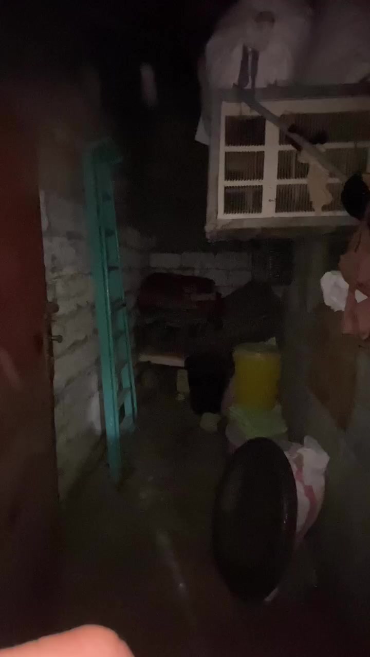 سلام عليكم ابيت في كربلاء يبعد داخل لفرع 50متره يبعد عن شارع العام 700متره  او يبعد عن الامام 7كم  قرار 25 ابيت ركن مساحه البيت 100 السعر 32 ابي مجال (***********) (***********)
