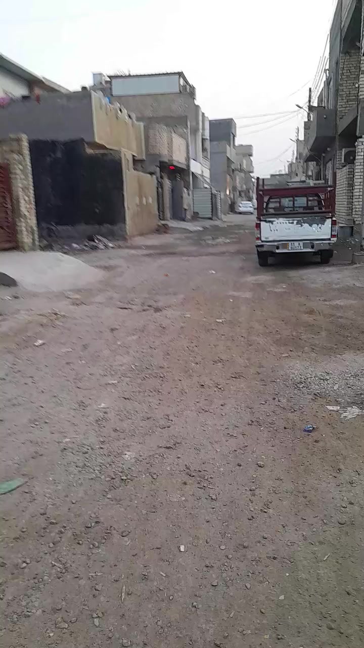 قطعه ارض للبيع منطقه السريدات المربع الثالث بشارع أسواق ابو محمد المساحه ١٠٠ متر مربع ١٠×١٠ صايره على شارعين 
الاتصال ***********
***********
