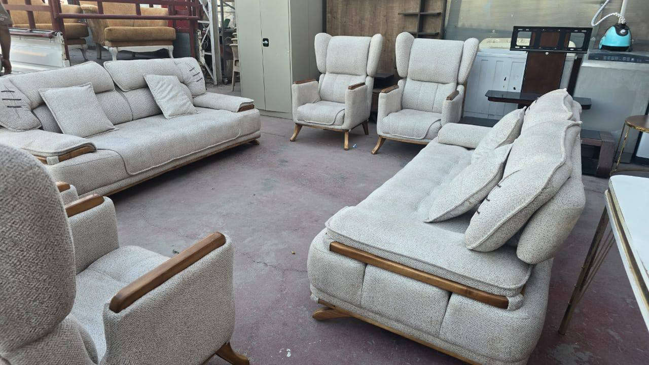 الراحة والأناقة.. سيت قنفيات (۱۰ مقاعد) يتحول إلى سرير! 🛋️🛌
زبائننا الكرام، متوفر الآن هذا الموديل التركي العملي والمميز، الذي يجمع بين التصميم العصري والوظائف المتعددة.
المواصفات:
✅ طقم ۱۰ مقاعد (2 قنفات ضخمة + 4 كراسي مريحة).
✅ يتحول إلى سرير: تفتح مساند اليدين وتتحول الظهرية لتصبح سريراً مريحاً وواسعاً.
✅ القماش عالي الجودة وسهل التنظيف.
✅ النظافة: ممتازة جداً وبحالة شبه جديدة.
هذا السيت مثالي للاستخدام اليومي ولاستقبال الضيوف.
📍 العنوان: بغداد - الدورة - شارع الكفاءات.
📞 للحجز والاستفسار:***********
