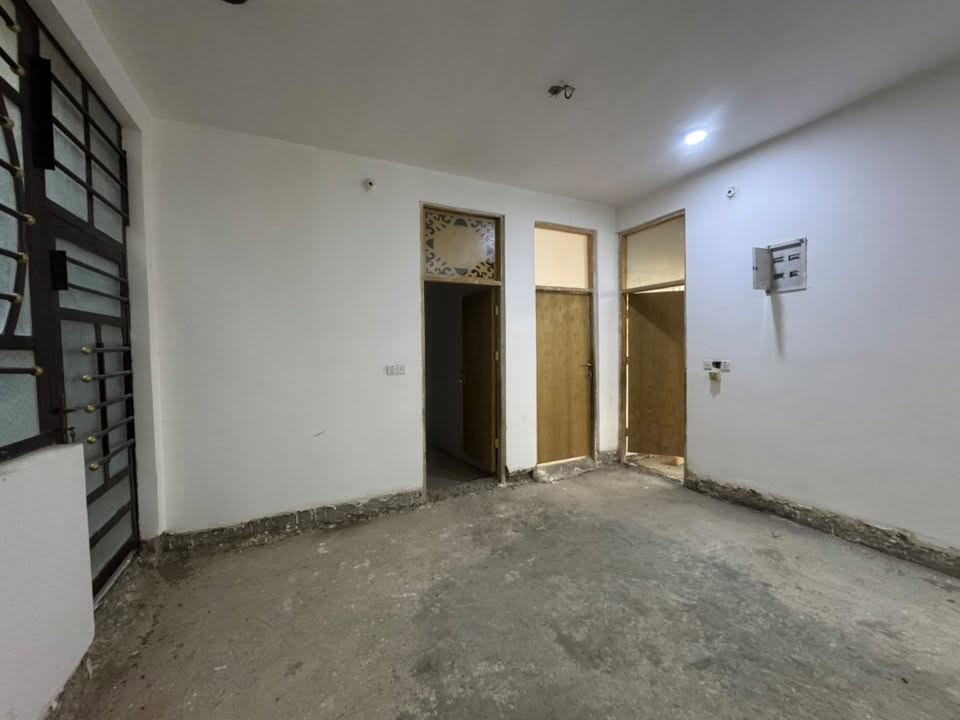دار للبيع بي نواقص بسيطات المساحه 150متر وجه 10متر ونزال 15متر طابو زراعي سند 25 تحويل مباشر 
يحتوي على غرفة نوم وهول وصحيات داخليه وداخليه وصاله ومطبخ 
الموقع يم شارع 100الجديد يبعد عن الشارع العام 80متر قرب صيدلية زهراء  
السعر 75وبي مجال 
لاستفسار اكثر ‭***********‬
