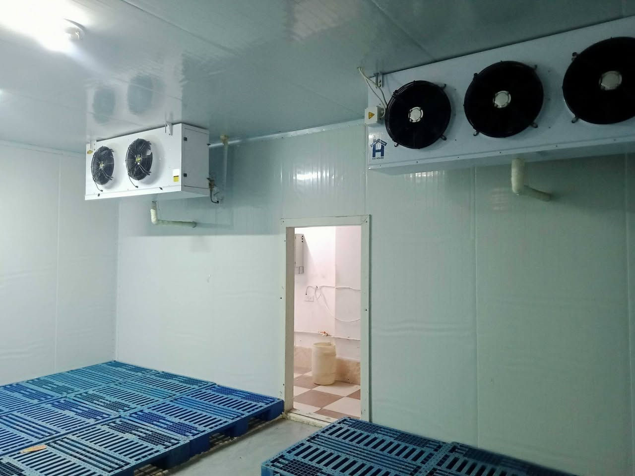 براد ارضي للبيع الطول 14 م والارتفاع 3م العرض 5م أربع  كمريسرات واحد بطحي و3 عمودي 10طن له بابين وقاطع بالمنتصف. مشتغل سنتين فقط وحاليا مفصخ  .السعر 150 ورقة  ***********  في كركوك....
