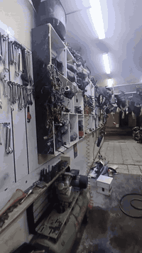 سلام عليكم محل اخوي العزيز غراض دراجات تصفيه محل من كلشي أنواع غراض موجود مثل مال مضح بل فديو بيح كامل من محرك كهربائيات كلجات ضفائر كفرات بكلايت وياله صالنصات بعد هواي غراض رقم صاحب المحل *********** مكان بغداد حريه فرع جندول محل ابو سيف بقرب أمير نجار
