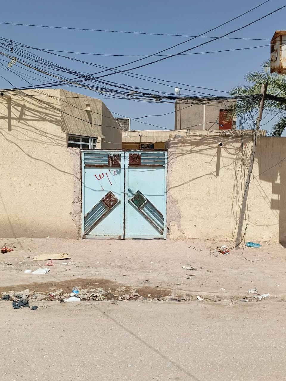 سلام عليكم بيت 260متر موقع الحيدريه حي القاسم قريت عكن زراعي مسجل بل بلديه ماء كهرباء يتكون من اربع غرف نوم استقبال مجاميع صحيه اثنين مطبخ حار بارد بي حوشين مرقم من قبل البلديه التبليط بل باب سعر 40.وقابل لتفاوض.***********
