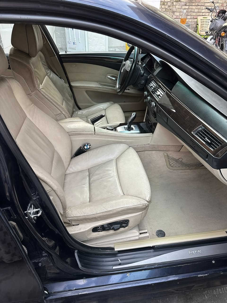 السلام عليكم بي ئم
موديل 2008       E60      V8      i550
سياره جاهزه للاخير كير مكينه حداديه كله جديده فول مواصفات
السعر 135
***********
