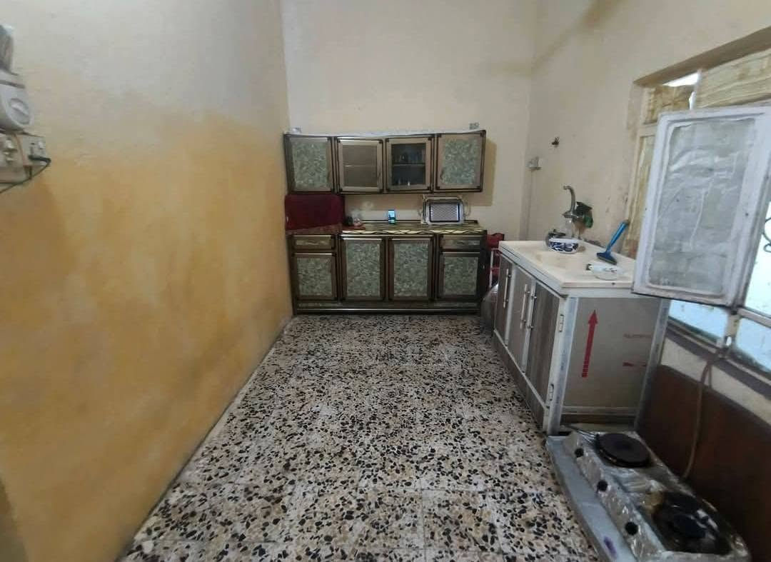 بيت للبيع بمنطقة الرُضوية 5، قريب من مدرسة البطولة،
🏠 تفاصيل البيت:

- المساحة: 170 متر

- يحتوي على: غرفتين نوم، صالة ، مطبخ نظيف، ساحة واسعة، مضيف ، وحمام 
-بنيانة بلوك. وسكف عكاده
- البيت نظيف وجاهز للسكن، 

📲 للاستفسار  على واتساب:  2871 143 0787
