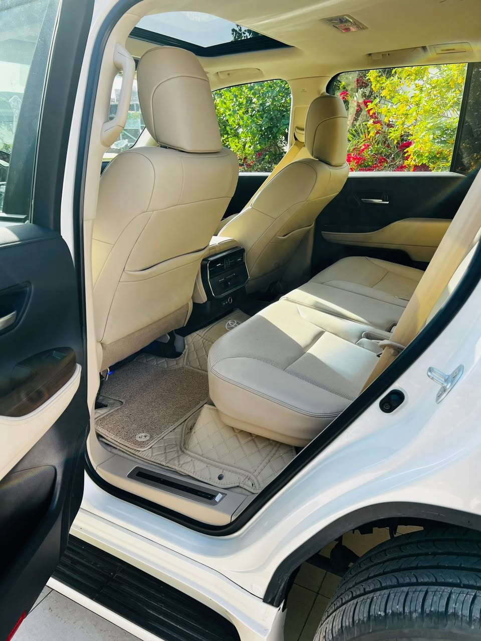 السلام عليكم للبيع لاندكروز موديل 2025بويم
فول موصفات 1/1

بيه جاملغ الامامي الايمن مبدل طبق الاصل 

بدون صبغ. 

بصمه تشغيل 

بصمه أبواب لمس 

تشغيل عن بعد 

فتحه سلايت

كشنات ثنين كهرباء 

كشنات جلد 

كشنات تدفئه تبريد 

8ايرباك 

زراكات 

مري شفط 

شاشات خلفيه 

مطفايه حريق 

جنطه شفط 

سبعه راكب 

ثلاث قطع تبريد 

محرك 4000 تنفس طبيعي 

حساس امامي 

حساس خلفي

وباقي موصفات معروفه 

سعر (610) وبيه مجال قليل
رقم مثنى شهداء. وكاله عامه

الاستفسار اتصل على الرقم***********

مكان السياره السماوه
