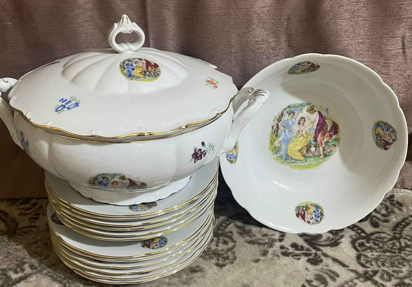 (الشخص الصبور ميزته انه يعطيك الف فرصه وعيبه ان فرصته الاخيره مفاجأه)
مساء الخير والعافية عليكم جميعاً 
طقم سفره چيكي (الاميرات الثلاث) غير مستخدم (١٥) قطعه يتكون من (٦) صحون شطح قياس ٢٣سم و(٦) صحون عميق قياس ٢٣ سم وسلطانيه كبيره جداً قياس القطر ٣٤ والعمق ١٤ سم ومثراده كبيره قياس القطر ٢٧ سم والعمق ١٢ سم السعر خاص لطفاً يوجد توصيل لكل محافظاتنا الحبيبه


**إذا كنت صاحب هذا الإعلان وتريد حذفه لأي سبب، رجاءا أرسل رسالة إلى الدعم الفني**