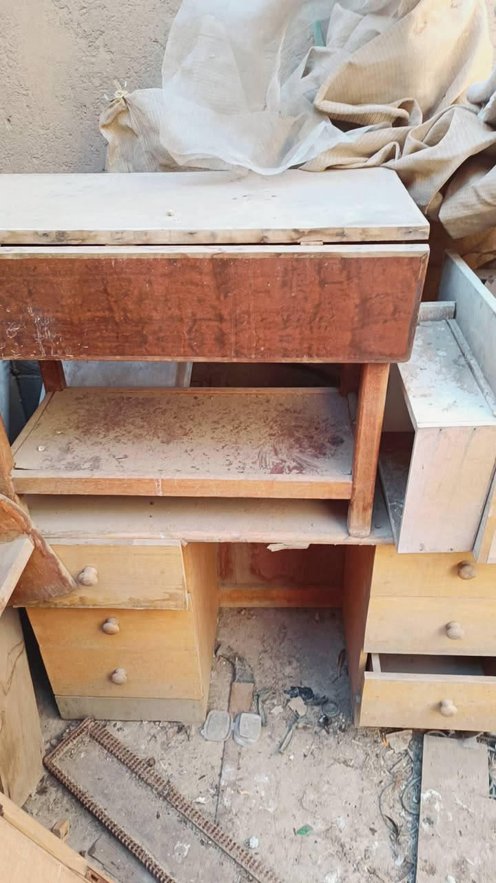 سلام عليكم  ميزين واحد صاج اولي تحفه  قديم  نضيف. رادله مسح فقط  وثاني ميز مرايه  كامل مجرات. صاج. نضيف رداله فقط مسح  هو مرايته يريدهن يدلل. كل من وسعره ابو مرايه سعره 80
الميز البلوط سعره 50
مكاني بصره طويسه  ***********
