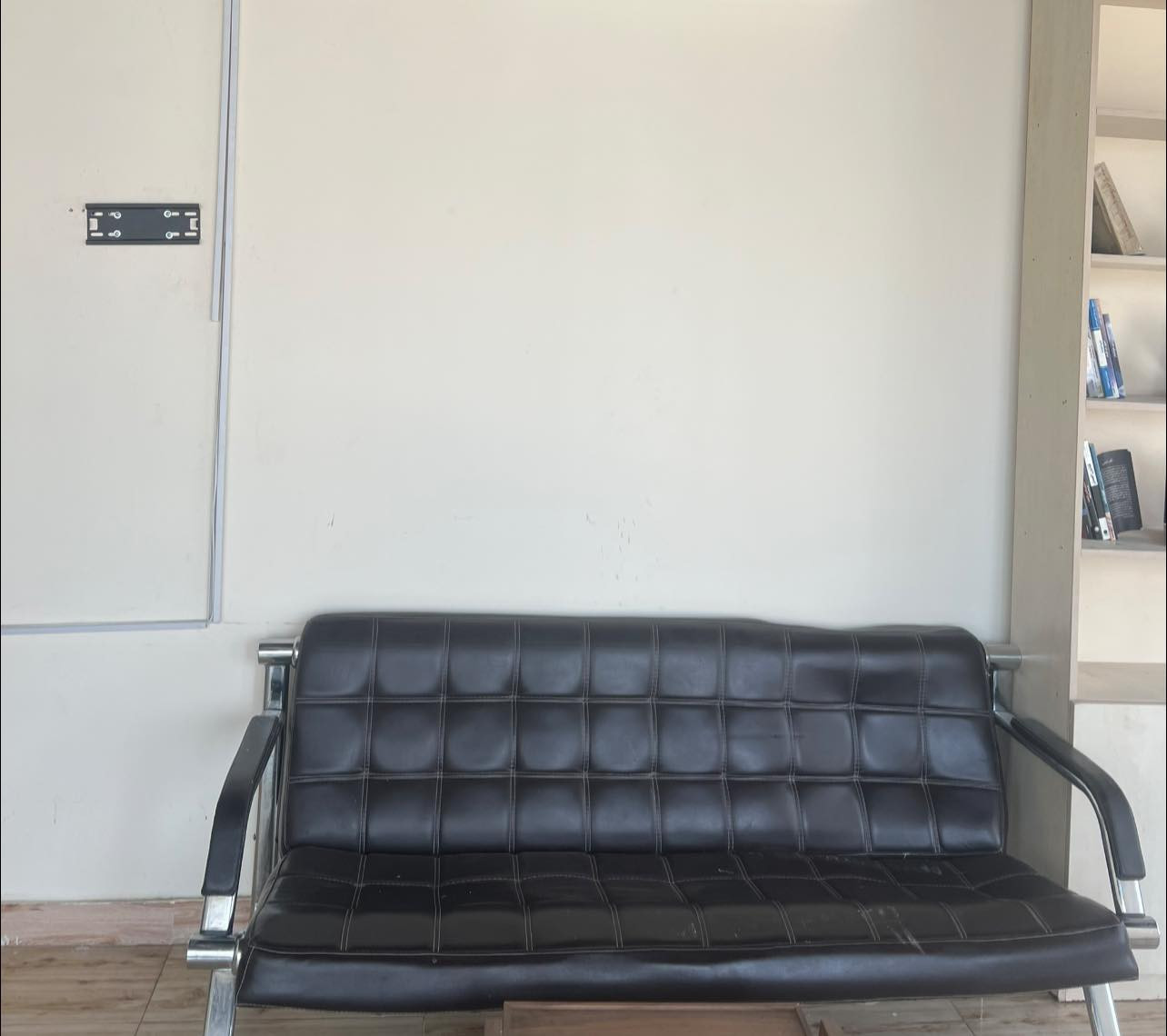 للبيع – اثاث مكتب كامل في عينكاوه

مكتب متكامل بحالة جيدة، يتكوّن من:
 • طاولة مكتب
 • كرسي مكتبي جلد
 • كرسي ضيف
 • طاولة صغيرة جانبية
 • قنفة (كنبة) جلد

المحتويات نظيفة وجاهزة للاستخدام مباشرة.

💰 السعر: 200,000 دينار فقط


**إذا كنت صاحب هذا الإعلان وتريد حذفه لأي سبب، رجاءا أرسل رسالة إلى الدعم الفني**