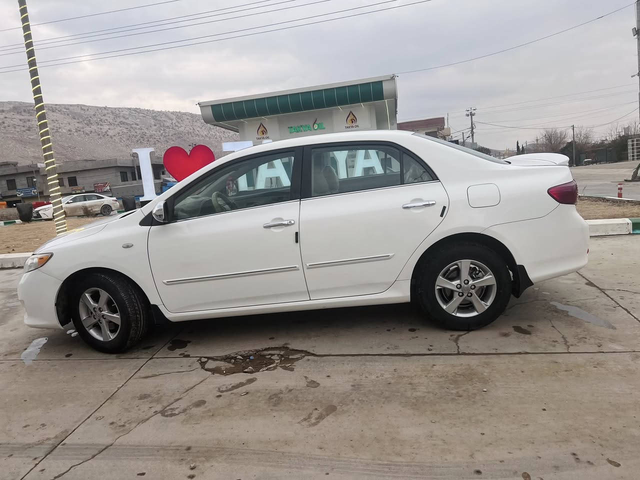 تۆیتا کڕۆلا (بیکاشۆ) 2010
نموونە لە جوانی و پاکی
خلیجی مەکینە ١٨ ی مەرغوب 
گیڕ تۆماتیک
جام کارەبا 
ناو زەرد
تەبرید سارد و گەرم بەشەرت 
شاشە ئایپاد
چوار تایەی تازە 
پاتری تازە مانگیکە گۆریمە
کارەبای و تەقەو ڕەقەی بەشەرت 
سەیارەکە زۆر جوان پاک ماوەتەوە١٣٣ هەزاری هەقیقی ڕۆشتووە لای خۆمان دووەم دەستە 
دینار مەسروفی تیانە کامل جایزە ماڵی دۆستە
یەک جاملخی پیشی پەمبە.لای دوو پەنجەی دواوەی سەر هیلالەکان بۆیاغە
سەنەوی بەناو خۆمانەوە
سعری ١٢٨ گەڵاو کەمیک معامەلە
ژ.م ***********
