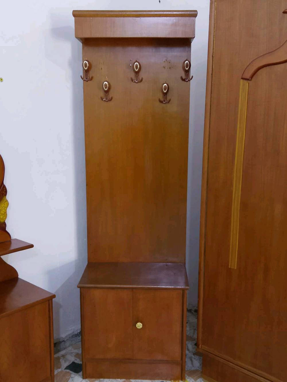 يوجد غرفه خمسه باب شغل عراقي جاهزه صبغ وتلميع يدات كله حديد  مكان حي الجهاد قرب مركز الشباب 