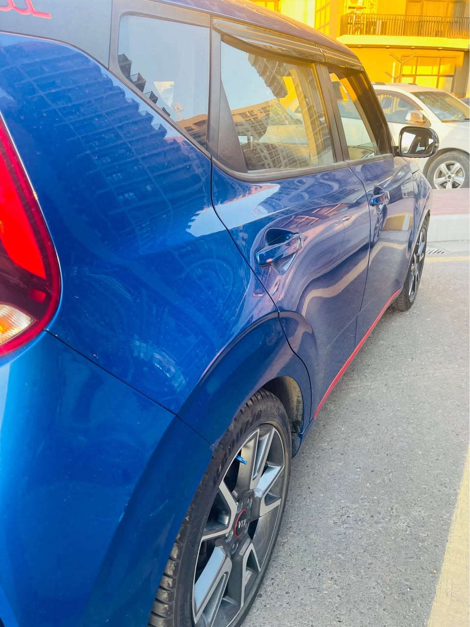 📣 للبيع: كيا صول 2021 GT-Line (نصف فول) وارد أمريكي

تفاصيل السيارة:

الموديل: كيا صول (Kia Soul)

سنة الصنع: 2021

الفئة: GT-Line (حزمة رياضية بالكامل)

المواصفات: نصف فول 

المنشأ: وارد أمريكي

اللون الخارجي: أزرق ملكي مميز وجذاب جداً

اللون الداخلي: رصاصي غامق (رمادي) نظيف وبحالة ممتازة

المسافة المقطوعة: 98 ألف كيلومتر فقط

تفاصيل الحادث: جاملغ وبنيد فقط

حالة الإيرباك: إيرباك ستيرن فقط (راجع سيستم) 

شاشة عرض تعمل باللمس تدعم Apple CarPlay و Android Auto، مع كاميرا خلفية عالية الدقة

أنظمة الأمان: رادار تحذير من الاصطدام الأمامي، نظام الحفاظ على المسار، وتنبيه النقاط العمياء

الراحة: تحكم كامل من المقود (تحكم ستيرينج)، مثبت سرعة، ودخول ذكي

مكان المعاينة: بغداد - حي الجهادالسعر المطلوب: (130 ورقة) قفل 

📞 للتواصل والاستفسار وتحديد موعد المعاينة: *********** بغداد, العراق
