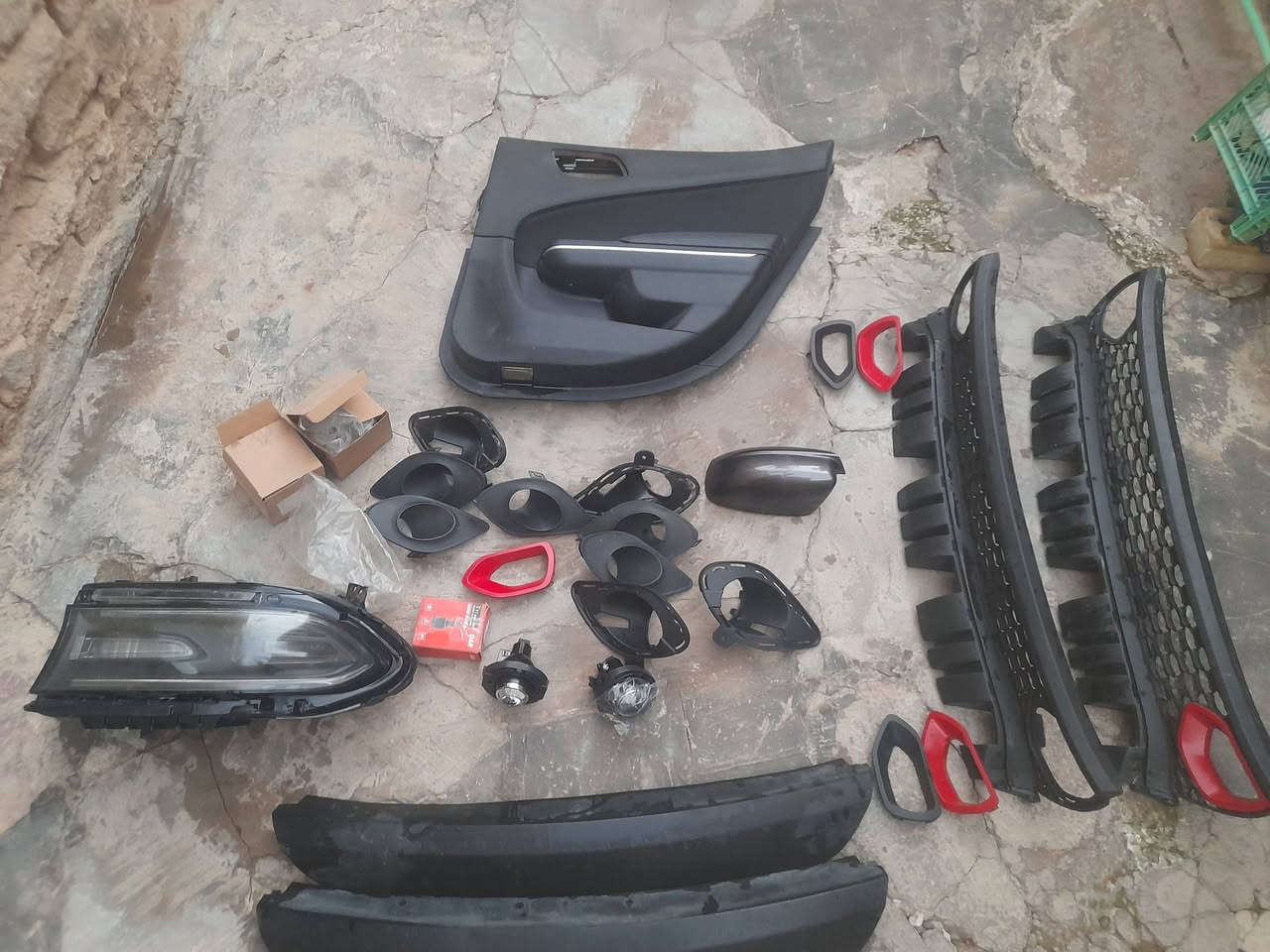 السلام عليكم شباب غراض مال تشارجر من 15 للعشرين للبيع ومناسبات رقم الموبايل ***********
