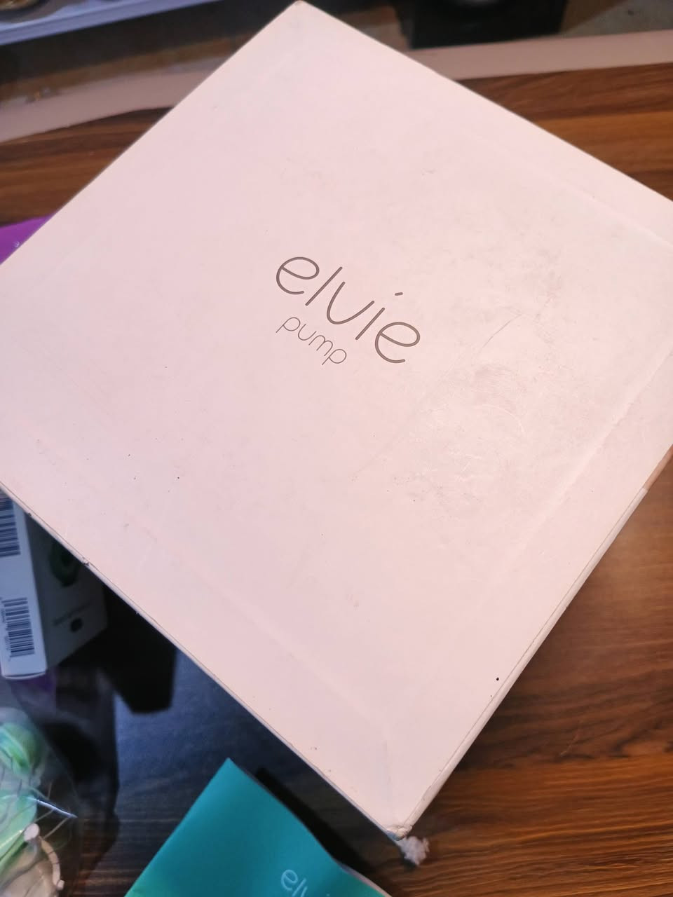 هذا المنتج هو مضخة الثدي الكهربائية القابلة للارتداء من شركة Elvie. 

تصميم مدمج: مضخة لاسلكية وخالية من الأنابيب مصممة لتوضع داخل حمالة الصدر لضخ الحليب بشكل سري. 

تشغيل صامت: توصف بأنها أول مضخة ثدي صامتة في العالم لتوفير الراحة أثناء الاستخدام. 

التحكم الذكي: يمكن التحكم بالمضخة ومراقبة حجم الحليب عبر تطبيق الهاتف الذكي. 

قابلة لإعادة الشحن: تعمل ببطارية قابلة لإعادة الشحن وتتضمن حاويات قابلة لإعادة الاستخدام وآمنة للغسيل.


**إذا كنت صاحب هذا الإعلان وتريد حذفه لأي سبب، رجاءا أرسل رسالة إلى الدعم الفني**
