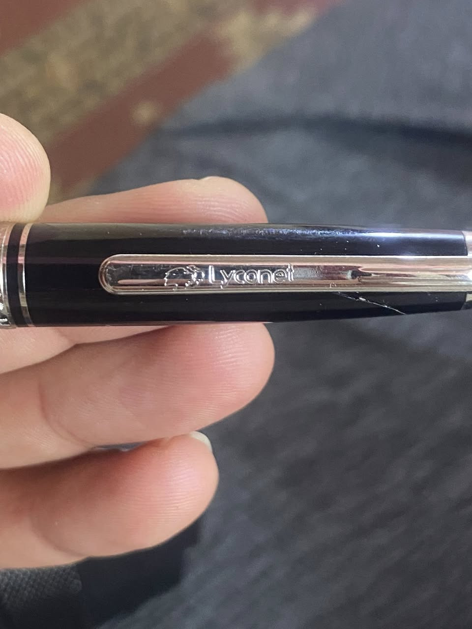 هذا القلم هو قلم حبر جاف من طراز مون بلان مايسترسك (Montblanc Meisterstück)، ويتميز بتصميمه الكلاسيكي المصنوع من الراتنج الثمين الأسود مع تفاصيل مطلية بالبلاتين أو الذهب.نوع القلم: قلم حبر جاف يتميز بآلية دوران سلسة.المواد: مصنوع من راتنج ثمين باللون الأسود العميق، ومزين بتفاصيل مطلية بالبلاتين، ويحمل شعار نجمة مون بلان الأبيض في الأعلى.الاستخدام: يعد رمزاً للرقي، وهو مناسب للاستخدام المهني اليومي أو كهدية فاخرة.
بي فطر صغير واضح بل صوره اعله سعر ابيع  ***********
