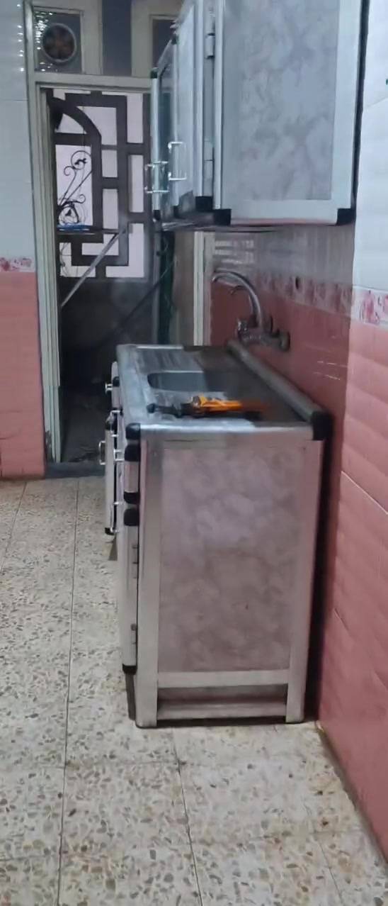 دار للإيجار مساحه ١١٠
يحتوي على استقبال ومطبخ وصاله وغرفه  خدمات سوك ومدارس مقابيل البيت 
موقعه ممتاز  على ساحه شارع المكاتب مقابل  مدرسه العنبر  للاستفسار***********
