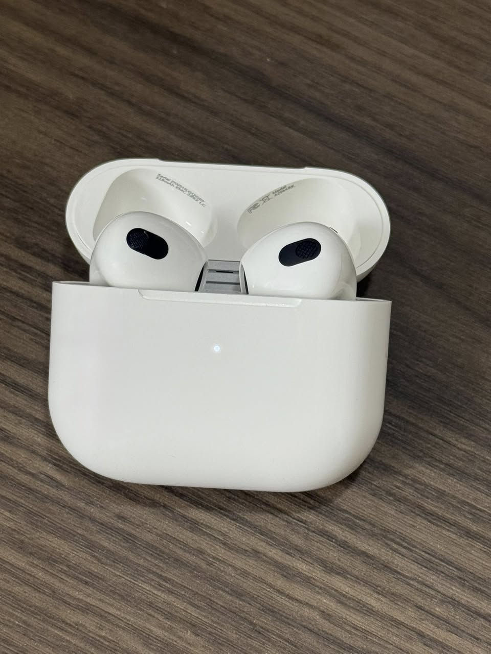 Air pod 3 #الجيل_الثالث

اصلي أمريكي ( بالة ) النظافة 95% 
بدون ايكلود بدون صيانة بعدة بضمان شركة ابل لغاية 2026-4-21
#تحديد_موقع_عزل_صوت_بالمكالمات_قوي
#بطارية_بلادية_يومين_تقاوم 
السعر 25 باله بيع بدون ربح مع شرط فحص 
واتس اب***********

