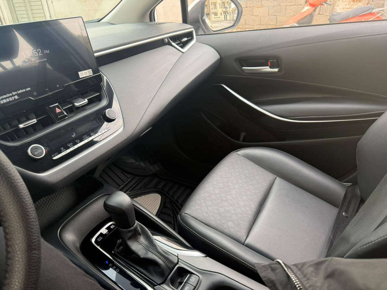 سلام وعليكم كرولا هايبرد 2025 سيارة توها طالعة من شركة ماشية 10 الف نضافة كدامكم مكفولة اي ضرر مبيها تحويل مباشل  سعر 162 بيها مجال قليل ***********/***********
