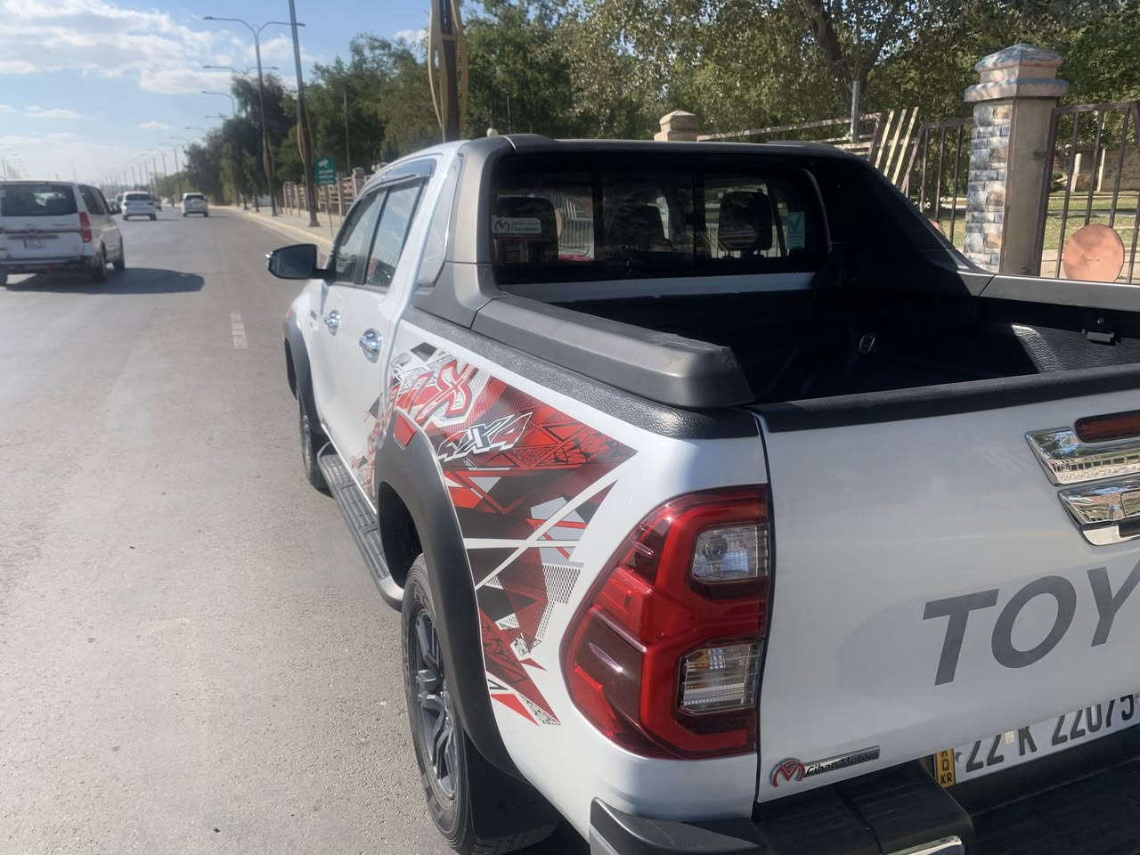 السلام عليكم 🚗 للبيع: تويوتا هايلوكس SR5 - محرك V6 موديل 23
• النوع: تويوتا هايلوكس (Hilux) خليجي.

• المحرك: 6 سلندر (V6) قوي جداً واقتصادي.

• نظام الدفع: 4x4 (دبل قمارة).

• الفئة: SR5 (معدلة بنظام Adventure).

• اللون: أبيض لؤلؤي مع لمسات سوداء ملكية.

✨ المميزات الإضافية:

• التصميم الخارجي: وجه أسود (Black Edition) مع تطعيمات باللون الأحمر الرياضي على المصد الأمامي.

• الإضافات: حماية للمداقر (Fenders)، دوسات جانبية أصلية، وقمارة خلفية (Roll Bar) رياضية.

• الحالة: السيارة بحالة الوكالة (نظيفة جداً)، الإطارات والويلات بحالة ممتازة.

• المقصورة: تغليف حماية للملحقات الداخلية (الماشية)، مع كشنات مريحة وتبريد ثلج.

• الإضافات العملية: مجهزة بهوك خلفي للسحب وتغليف للحوض 

السعر :370 

ماشيه :36 

السياره مكفوله 

للتواصل على الرقم :***********
