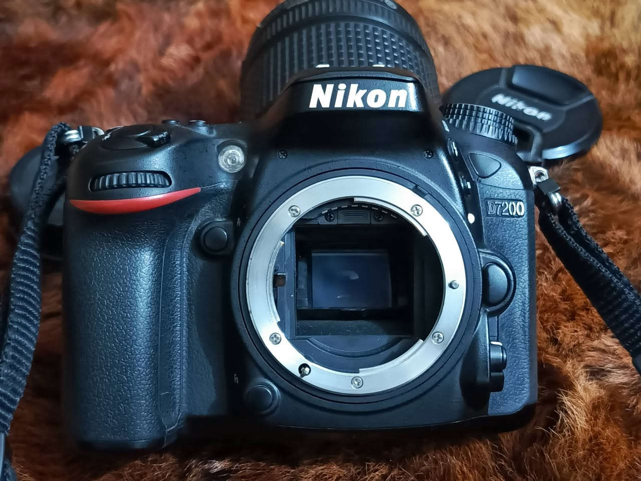 السلام عليكم / كامره نيكون 7200 تايلندي اصلي 
الملحقات :٫ 
استاندات عدد 2 ثلاثي للكامره ارتفاع 180سم+ ثلاثي اضائه ارتفاع 170سم 
عدسه 18.140 vr 
بطاريه اصليه لون اسود 
شاحنه  اصلية مالته طول كيبلها 150سم 
رام 16G سان ديسك
حزام كتف 
كارتونتها 
جميع الاغطيه للعدسه والكامره 
حتى الاكياس موجودات 
الشتر 9الف 
الكامره معروفه بمواصفاتها تحتوي على واي فاي وذات جوده 24.2 وبديها مقاوم للصدمات... الخ
الكامره حيل جديده مستخدمه  10ايام فقط  سعرها 670وبيها مجال 
الموقع/ انبار فلوجه /  يوجد توصيل 
تواصى خاص  او اتصال + واتساب  ***********
