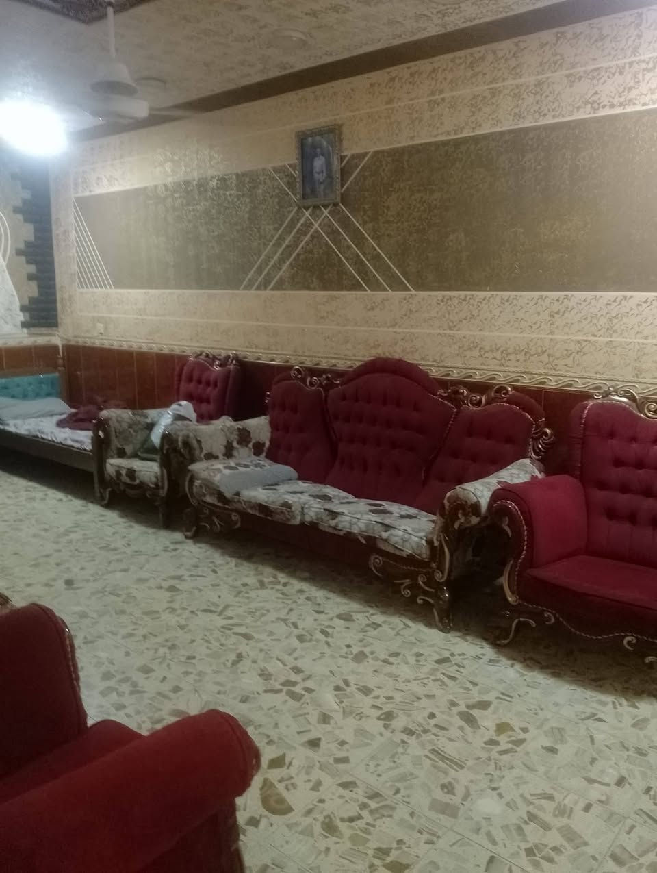 السلام عليكم دار للبيع المساحه 300متر  ركن على شارع الميه وعشره بي محلات ثنين زائد بيت خلف المحلات البيت يحتوي على 3غرف نوم استقبال مطبخ صاله البيت مسلح جاهز من كلشي قرب مولدة خالد الصبيحاوي***********الفرع امبلط
