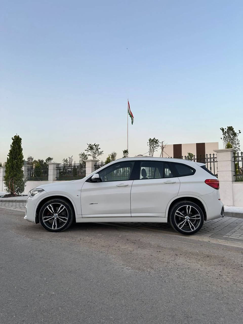 Bmw X1 xdrive 25i M package
وارد خليجي معرض سفين
ماشية ٨٨٠٠٠كم قابل للزيادة 
بيها نص باب صبغ أثر شخوط
نیو دەرگای سایق سبوغە 
فول مواصفات
بودي M بلادي
شاشة جبيرة 
كاميرة خلفية
حساسات ٣٦٠ درجة
تحديد مسار
كشنات أمامية هيتر و كهرباء
كشن سائق ميموري 
داتاشو
صندوق شفط
بانوراما
رادار امامي و خلفي 
إضاءة داخلية 
سماعات Harman/Kardon
لون داخل جوزي بلادي 
سيرفس كامل صفر مسج أربيل, العراق


**إذا كنت صاحب هذا الإعلان وتريد حذفه لأي سبب، رجاءا أرسل رسالة إلى الدعم الفني**