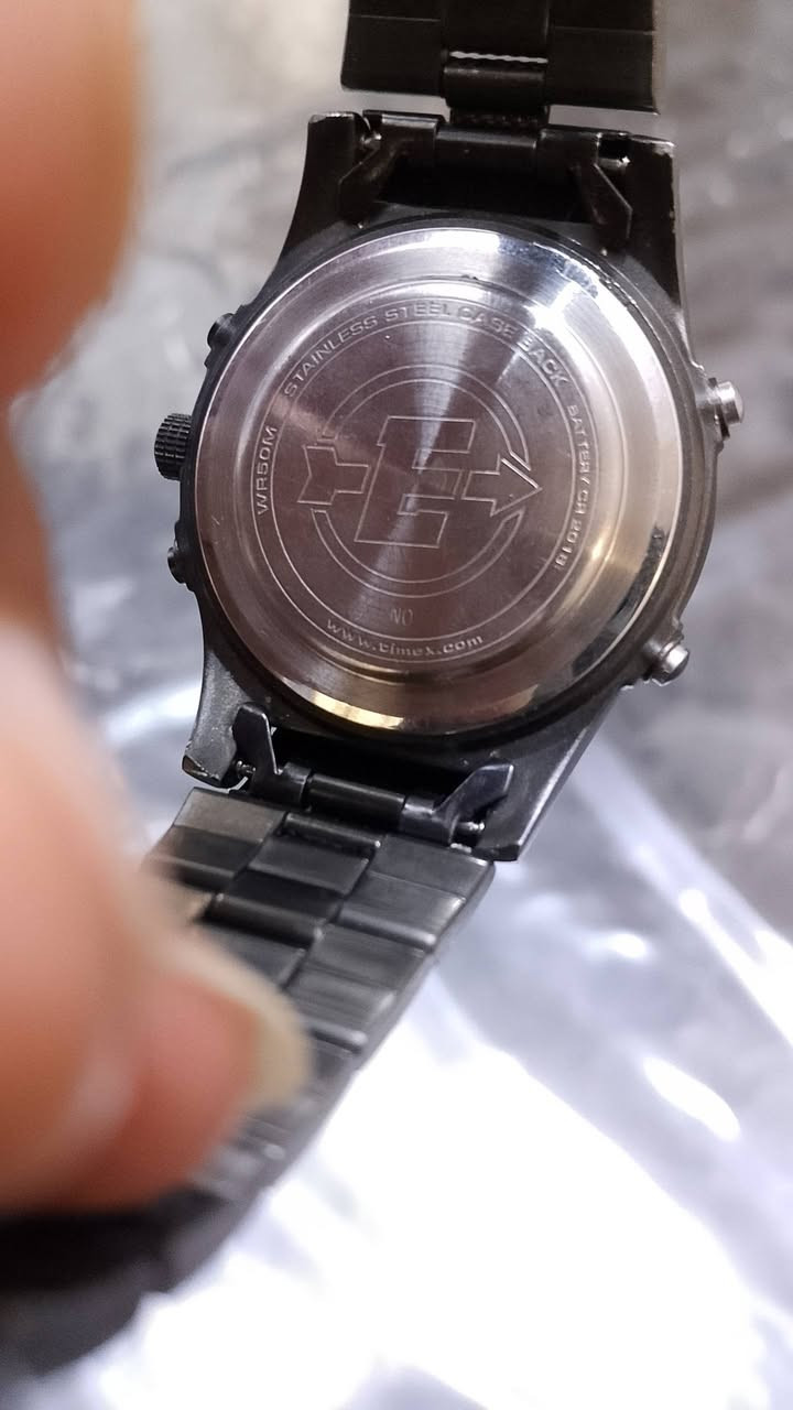 تايمكس إكسبيديشن 
أهم المميزات 
ساعة تجمع بين وظائف الكرونوغراف الرقمي والتناظري مزودة ب منبه وإضاءة ليلية بتقنية إنديجلو
تتميز الساعة بميناء أسود بالإضافة إلى وظائف الكرونوغراف وعرض اليوم والتاريخ والشهر  مع حساب أوقات اللفات والأجزاء ومؤقت عد تنازلي 24 ساعة
 ومنبه يومي وثلاث مناطق زمنية. زجاجها مصنوع من الكريستال المعدني المقاوم للصدأ والخدوش
 وهي مقاومة للماء حتى عمق 50 مترًا.


**إذا كنت صاحب هذا الإعلان وتريد حذفه لأي سبب، رجاءا أرسل رسالة إلى الدعم الفني**