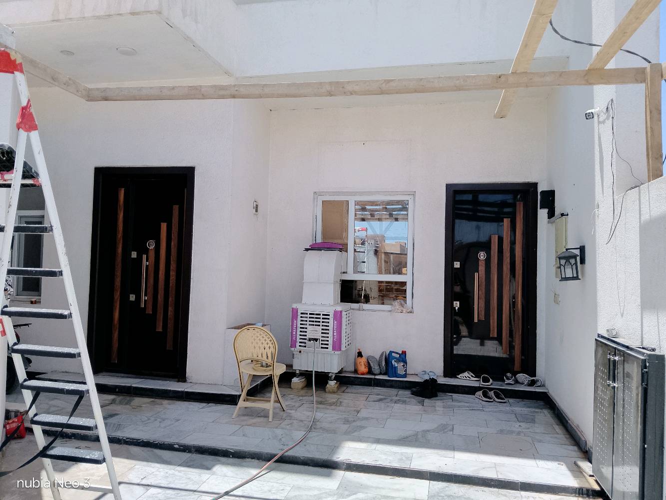 دار للبيع – كفاءات التعاون
🏡 فرصة مميزة لامتلاك دار حديثة البناء بموقع استراتيجي ومميز.
📐 المساحة: 200 متر 🏗️ سنة البناء: 2023 🧱 البناء: درجة أولى بطابوق جمهوري
🔹 طابقان 🔹 3 غرف نوم (سويتات) ▪️ الغرفة الأولى: 5.5 × 4.5 م ▪️ الغرفة الثانية: 6.20 × 4.20 م ▪️ الغرفة الثالثة: 4 × 3.5 م
🔹 صالتان ▪️ صالة: 6.20 × 4.20 م ▪️ استقبال: 6.20 × 4.20 م
🔹 مطبخ: 4 × 3.5 م 🔹 مخزن: 1.5 × 4 م 🔹 5 صحيات 🔹 نظام بوستر للمياه
🏪 محل تجاري كبير بمساحة 6 × 5 م 🚗 كراج بطول 8 أمتار
📍 الموقع: كفاءات التعاون – واجهة الحي 🌳 مقابل حديقة وشارع رئيسي عرض 40 متر
💰 السعر: 470 مليون دينار ✅ شامل قرض الإسكان المتبقي (54 مليون دينار)
📞 للاستفسار والمعاينة: *********** ***********
✨ موقع ممتاز، بناء حديث، وتشطيب درجة أولى. فرصة مناسبة للسكن أو الاستثمار. 🏡🔑